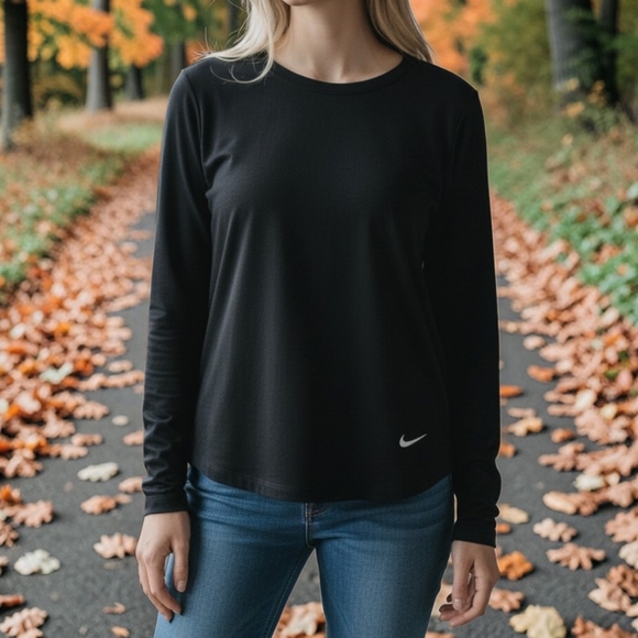 Nike Tops - Nike Black Long Sleeve Crewneck Top - NWT (LS26)